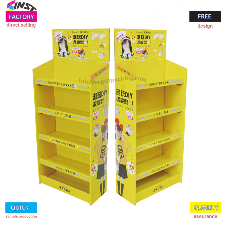 Маленька жовта картонна стійка в супермаркеті горить!