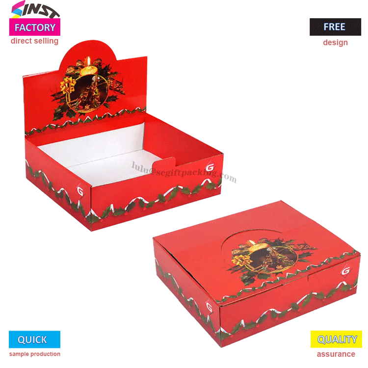 Різдвяна настільна вітрина класичної кольорової гами створює відчуття святкової церемонії робочого столу